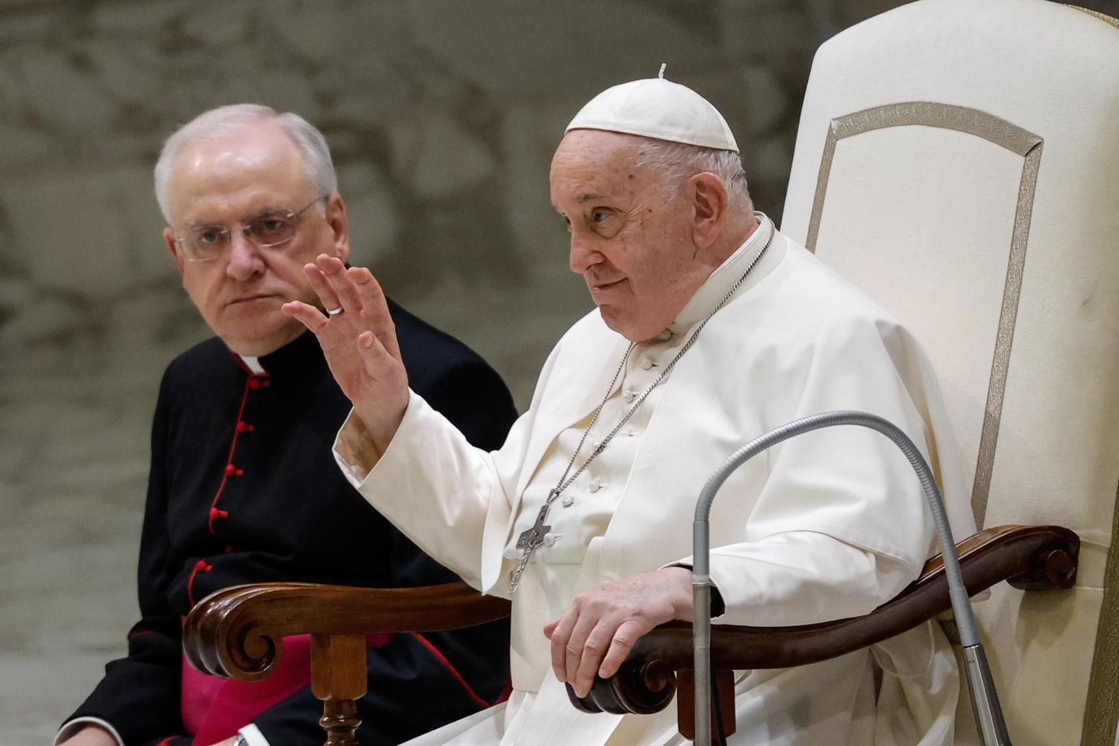 El Papa dice "que aún no está bien" y su discurso lo lee un colaborador
