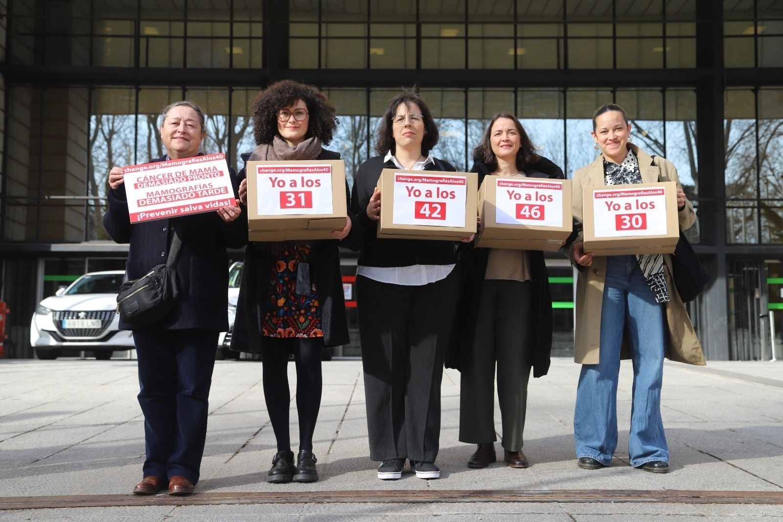 Mujeres con cáncer de mama registran 65.000 firmas para adelantar las mamografías a los 40 años
