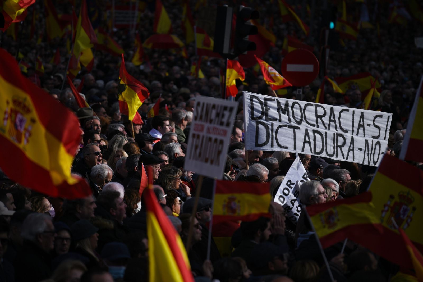 Miles de personas, al grito de "libertad, libertad" llaman a Sánchez "traidor" y piden su "dimisión"
