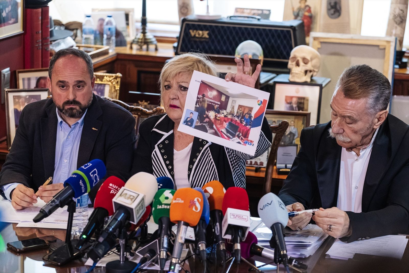 La abogada de Daniel Sancho, Carmen Balfagón, muestra una imagen durante una rueda de prensa sobre Daniel Sancho