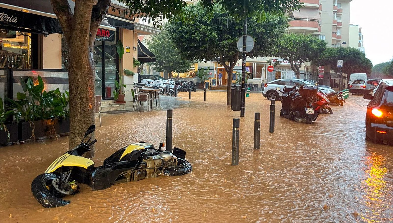 Dos heridos graves por caídas en Ibiza a causa de las fuertes lluvias