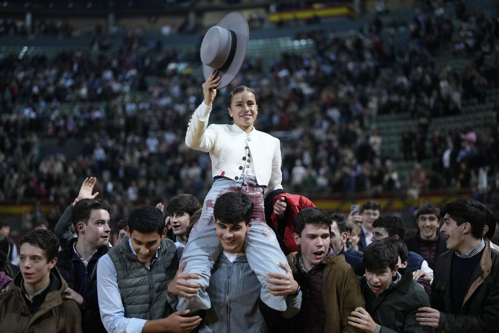 Olga Casado corta dos orejas y un rabo e impacta en el emotivo festival benéfico de Vistalegre