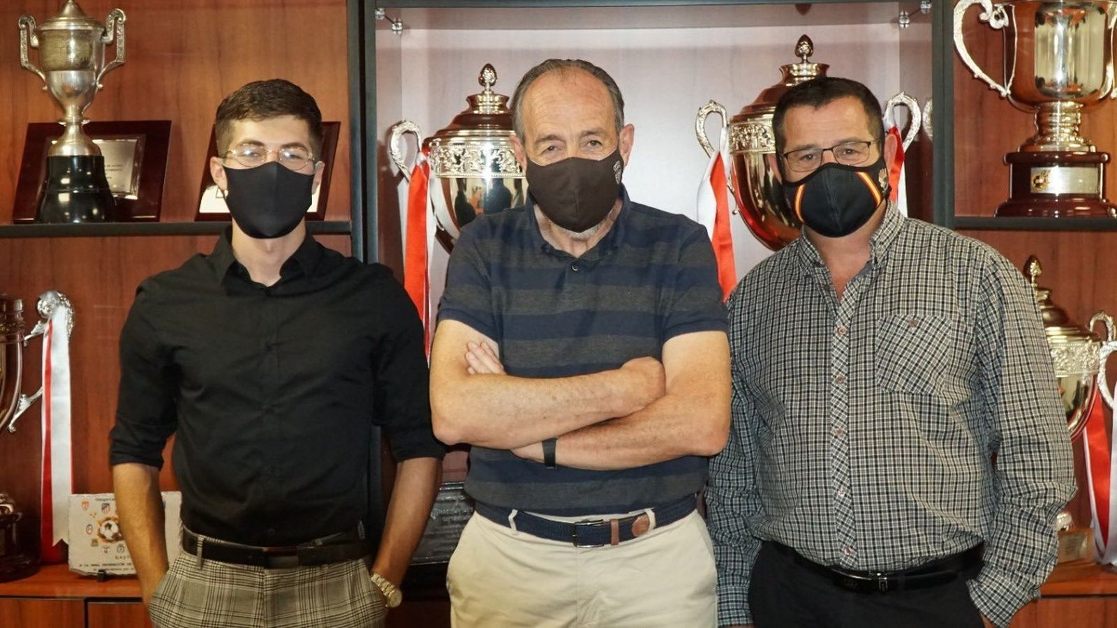 Paco Díez con representantes del Atlético Pinto