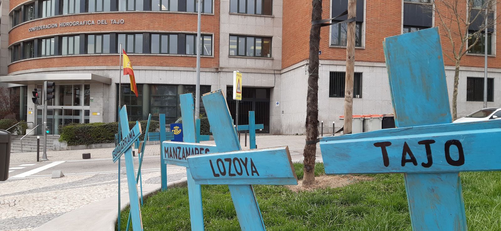Cruces con los nombres de los ríos frente a la sede de la Confederación del Tajo