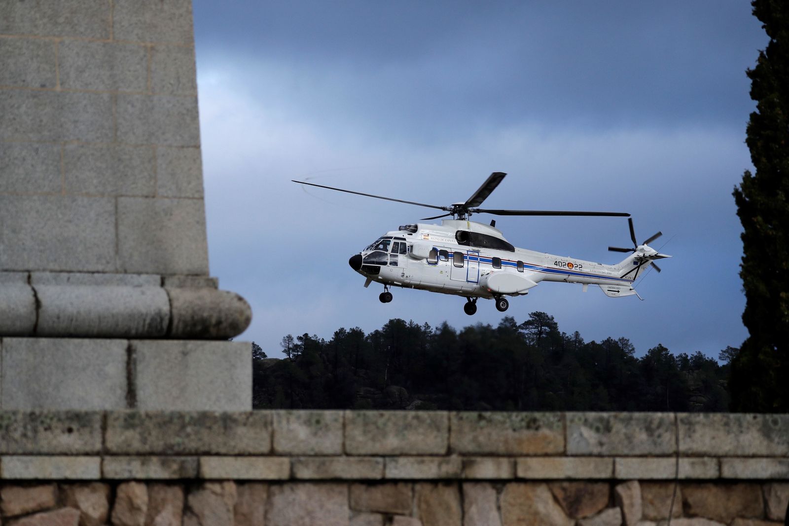 El helicóptero que transporta el féretro con los restos mortales de Francisco Franco hasta el cementerio de El Pardo-Mingorrubio