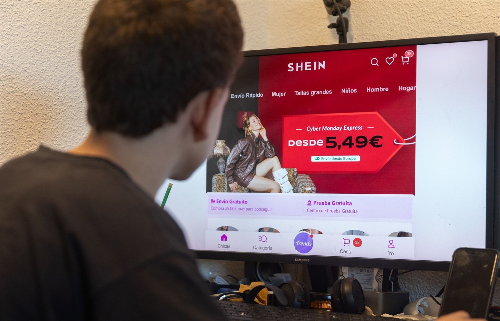 Joven comprando online en Shein