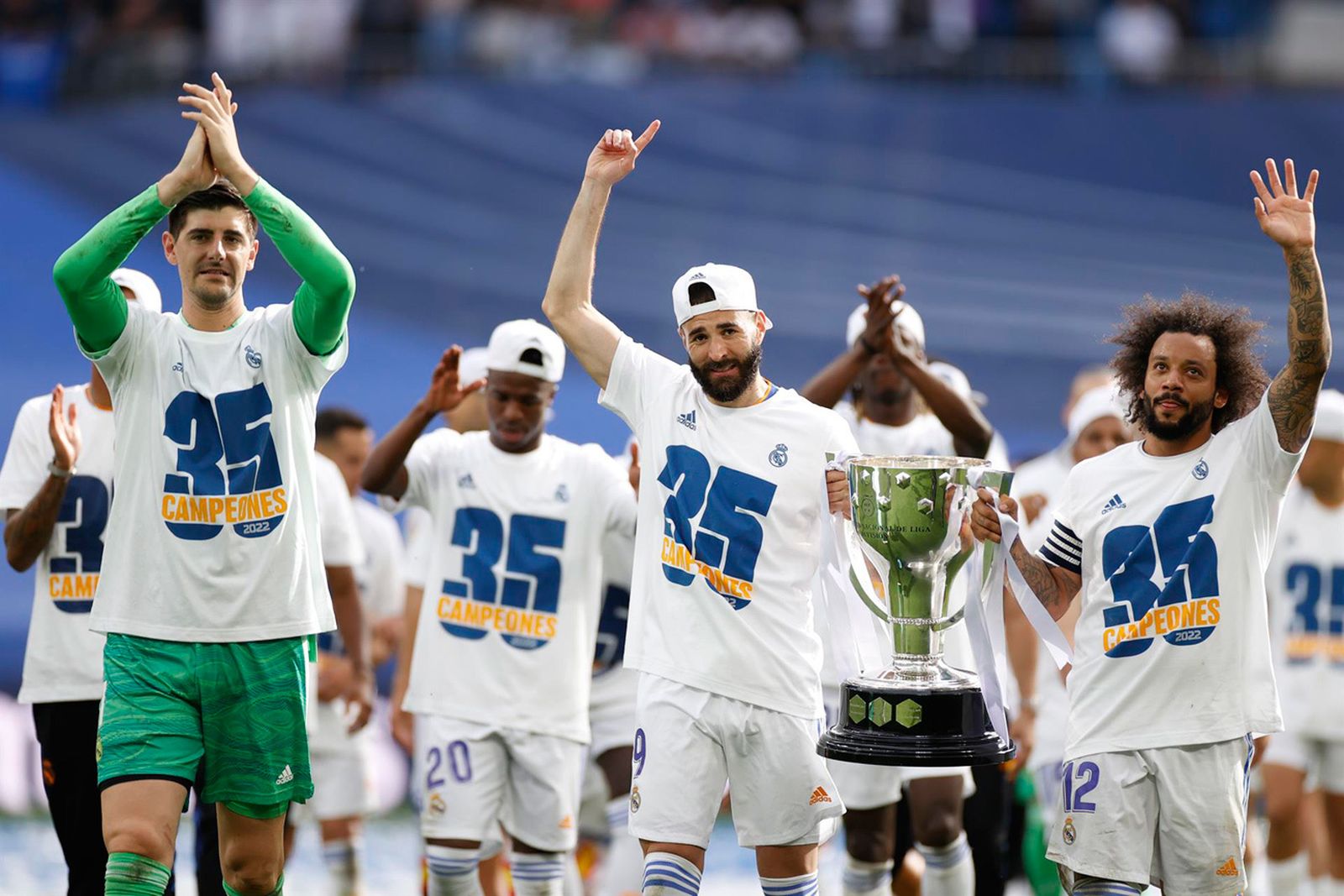 Los jugadores del Real Madrid celebran el título de Liga, al término del partido de Liga en Primera División ante el RCD Espanyol que han disputado este sábado en el estadio Santiago Bernabéu, en Madrid
