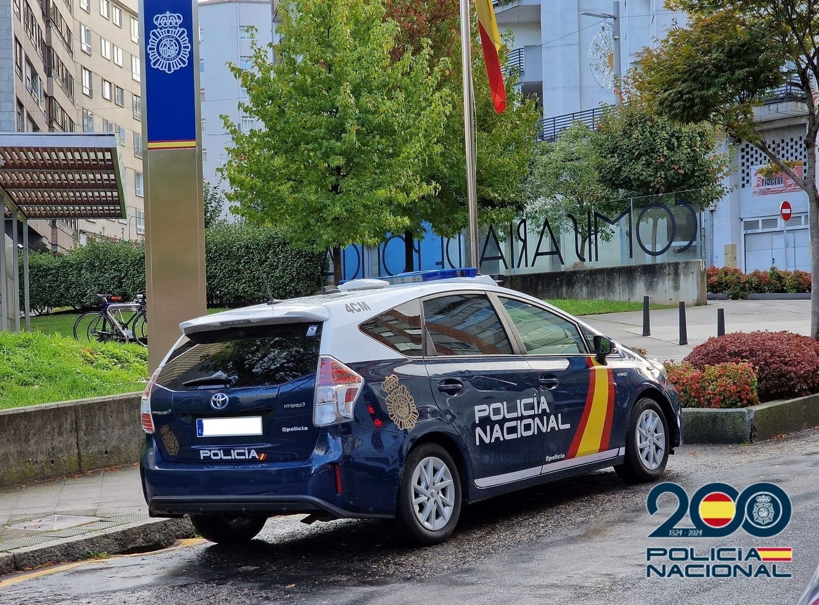 Vehículo policial frente a la Comisaría de Vigo