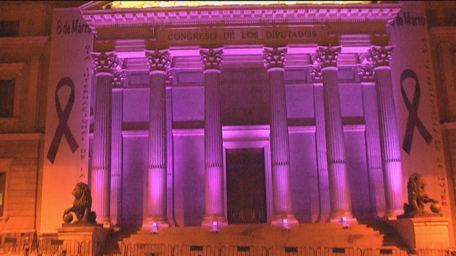 Edificios de Madrid se iluminan de color violeta en el Día Internacional de la Mujer