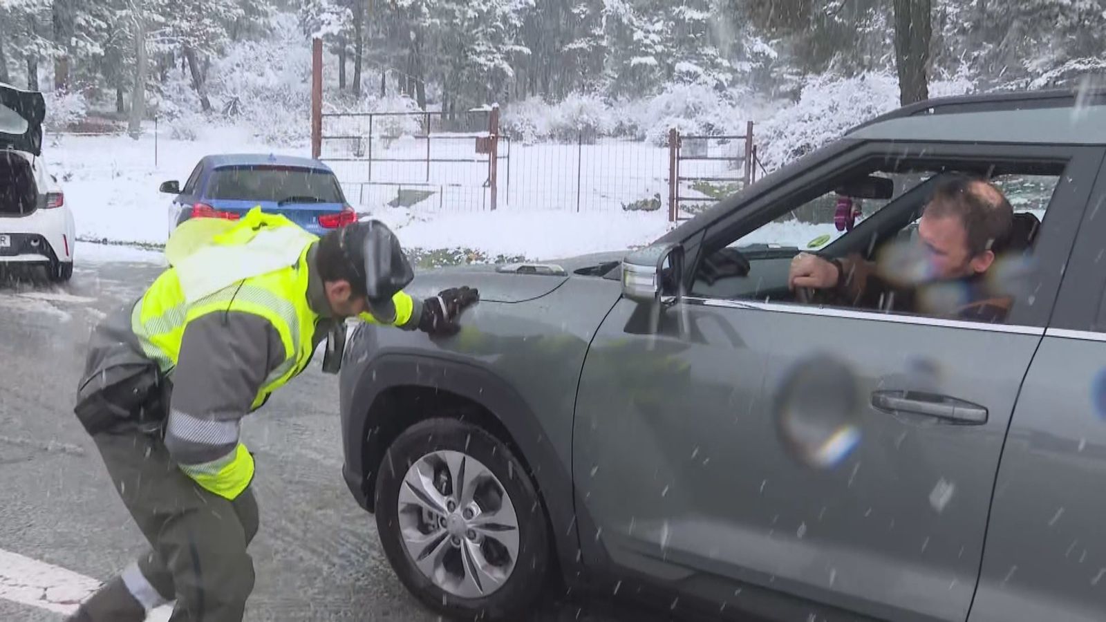 Guardia Civil comprueba las ruedas de los coches en la sierra madrileña