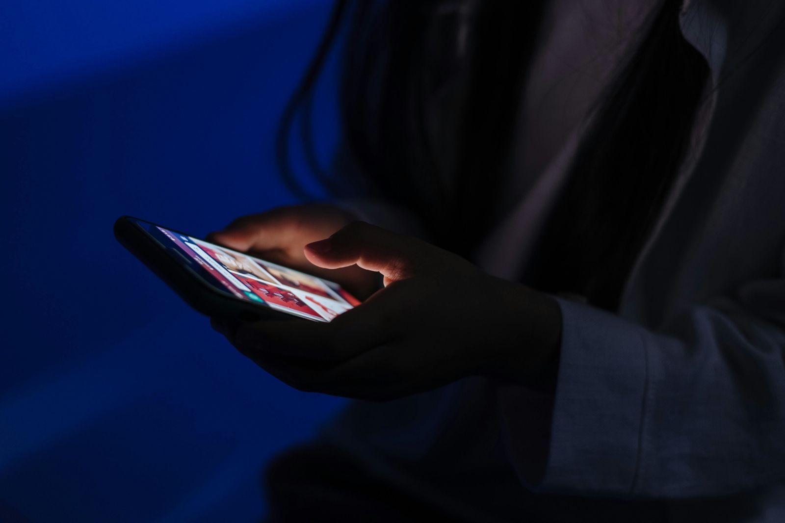 Un adolescente con un teléfono móvil