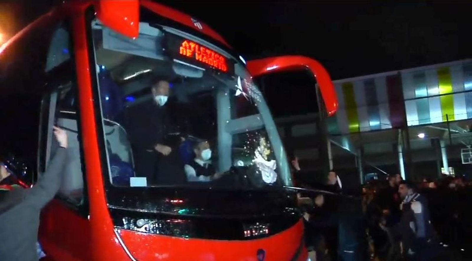 Atacan el autobús del Atlético de Madrid a su llegada al estadio de la Real Sociedad