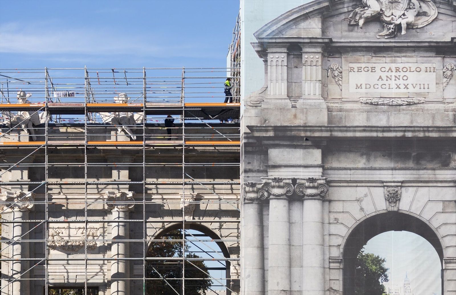 La Puerta de Alcalá se desprende de su lona tras un año y medio de restauración