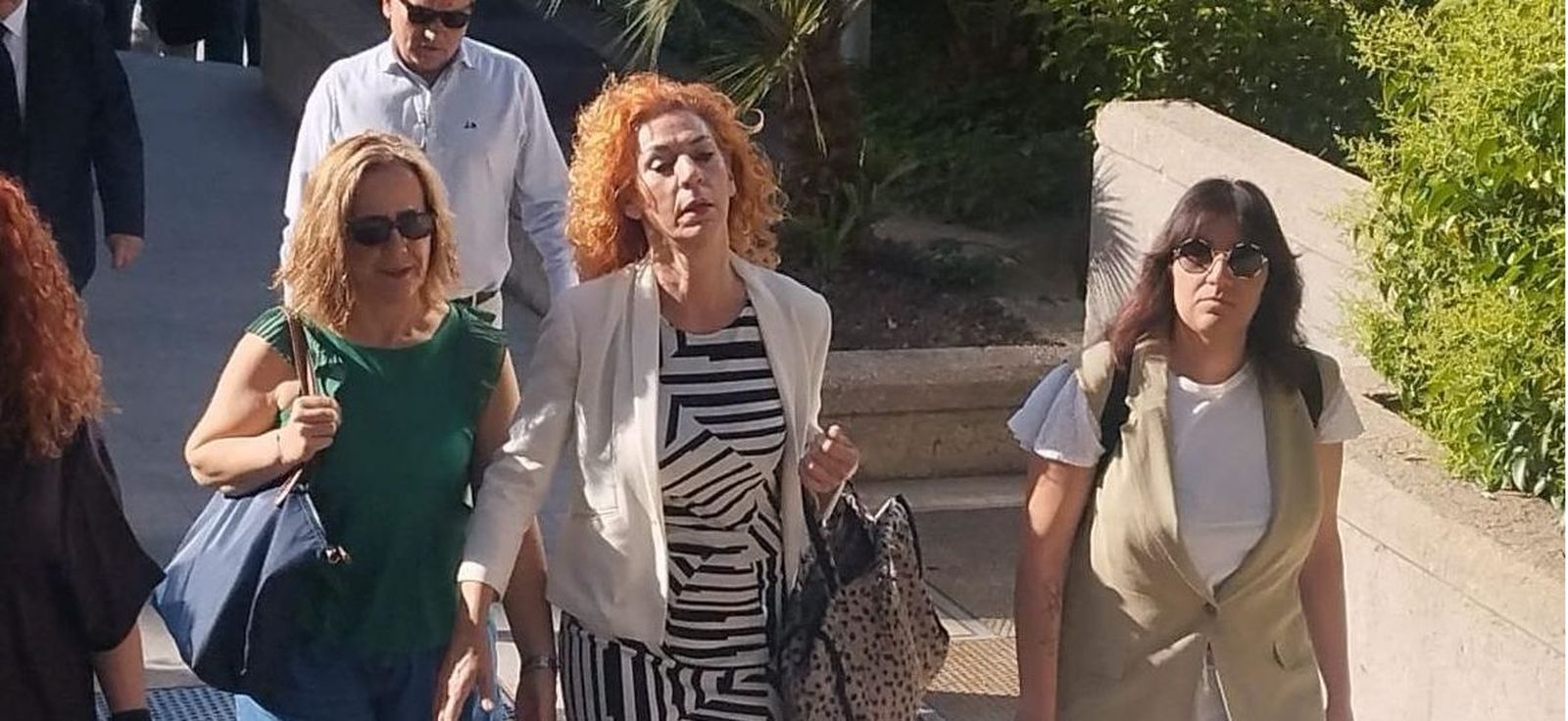 La alcaldesa de Velilla de San Antonio, Antonia Alcazar (centro), acude a la Audiencia Provincial