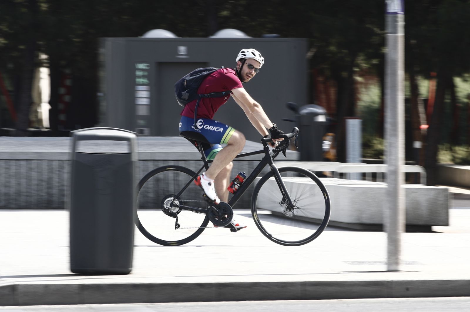 Ciclista con casco por el centro de Madrid