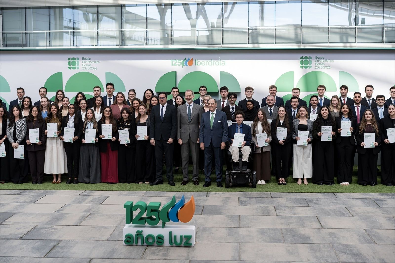 Felipe VI entrega en San Agustín de Guadalix las becas Iberdrola para impulsar el empleo y el talento