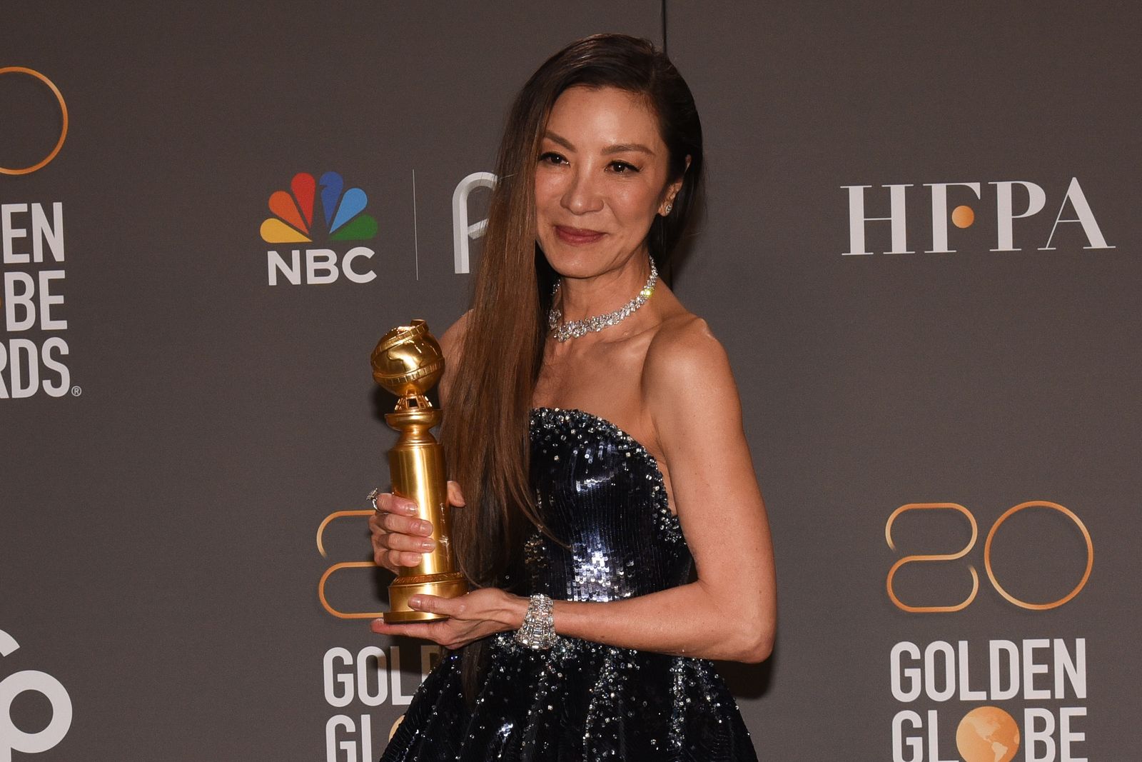 Michelle Yeoh, posa con el premio a Mejor Actriz en los Globos de Oro