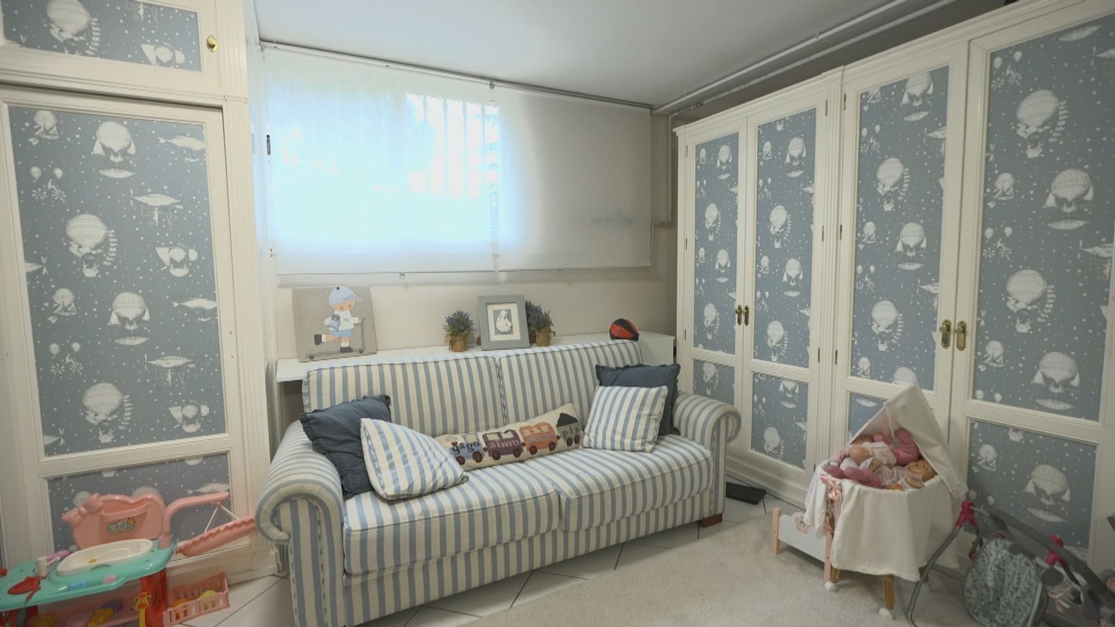 habitación de niño con sofá