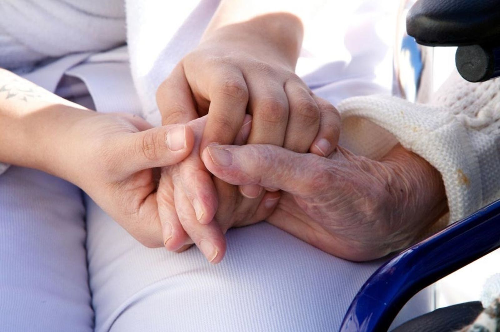 Una voluntaria acompaña a una persona que requiere cuidados paliativos