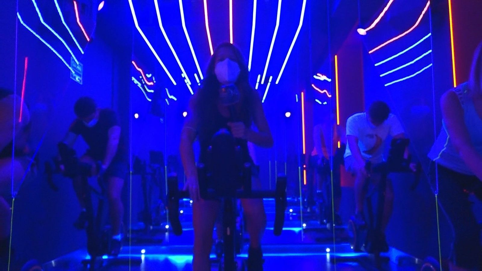 Clases de spinning con espectáculo de luces y sonido