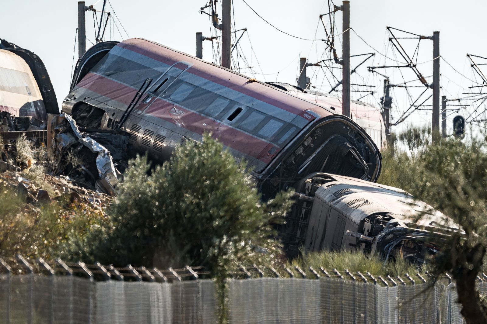 Vagones descarrilados en el accidente ferroviario en Urda, a 29 de octubre de 2026, en Urda, Toledo, Castilla-La Mancha (España). Las primeras horas del día están sirviendo en el entorno de la antigua estación de Urda para intensificar los trabajos de ret