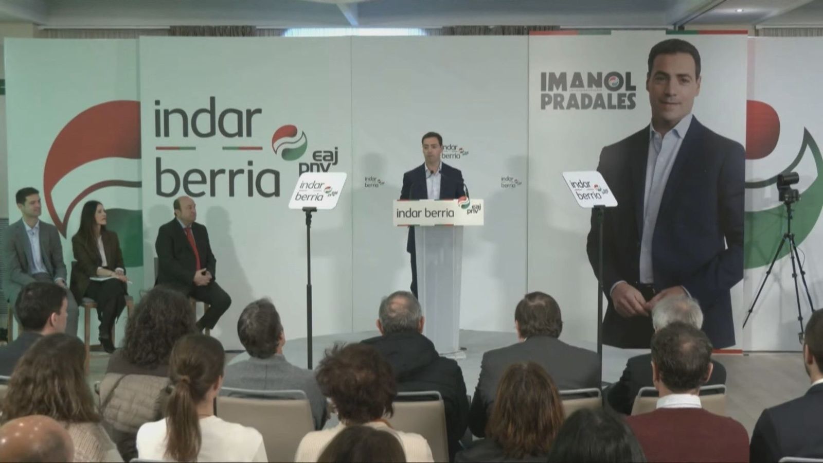 El candidato del PNV, Imanol Pradales, es atacado con espray pimienta al salir de un mitin