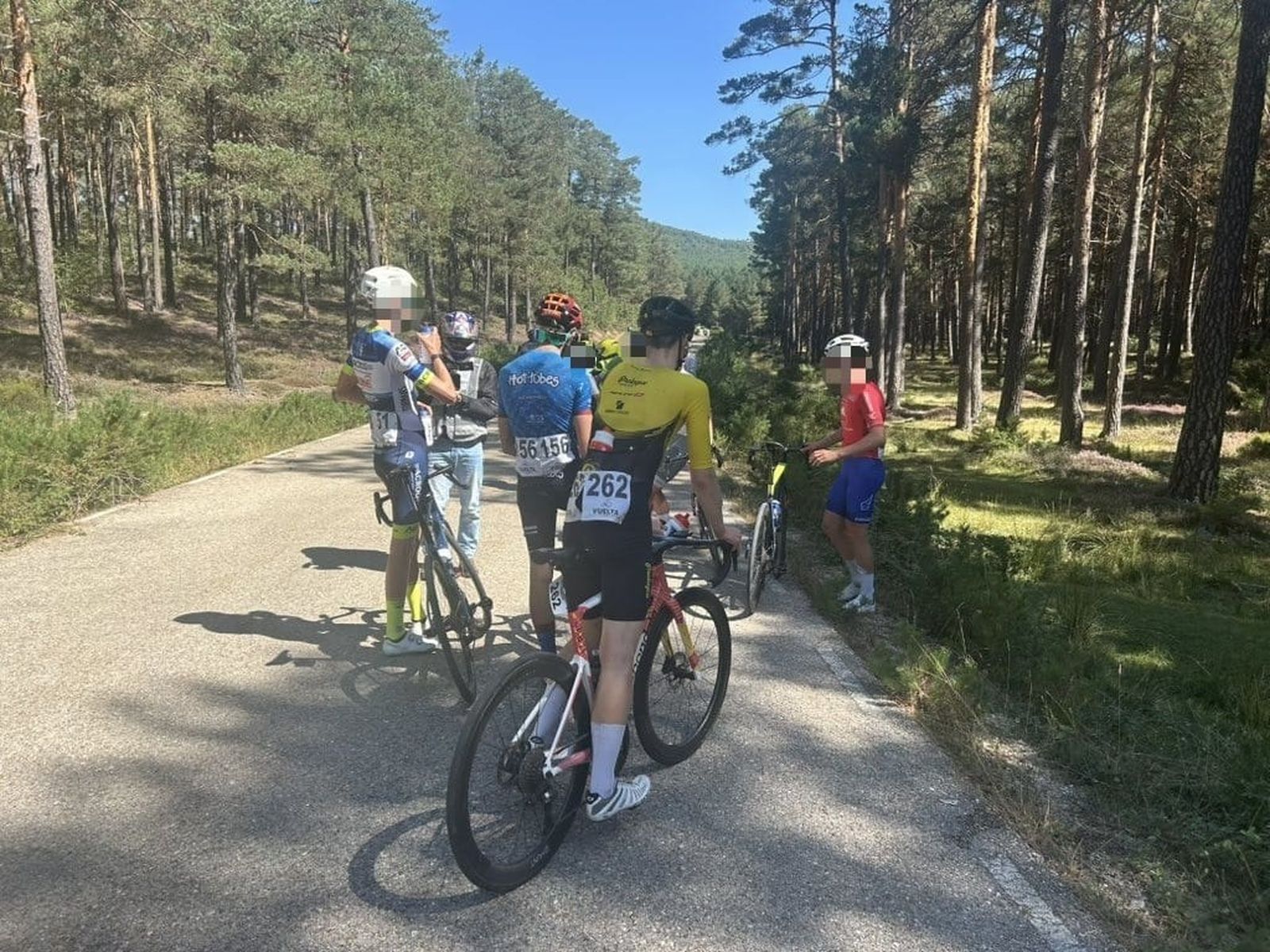 Caída masiva en la Vuelta Junior a la Ribera del Duero
