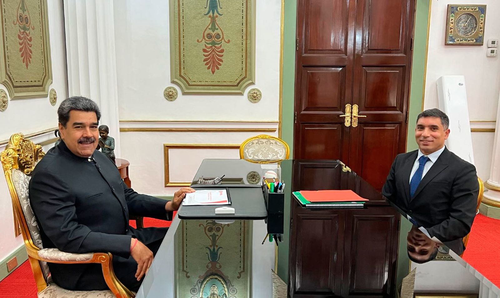 Nicolás Maduro con Pedro Tellechea el día que fue nombrado ministro