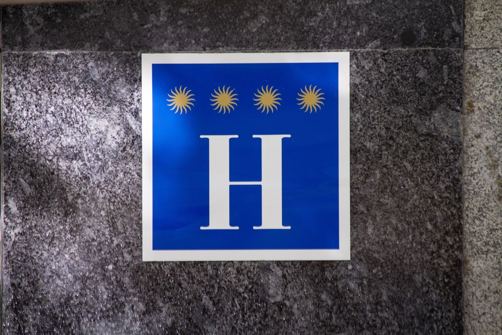 Cartel de un hotel cuatro estrellas