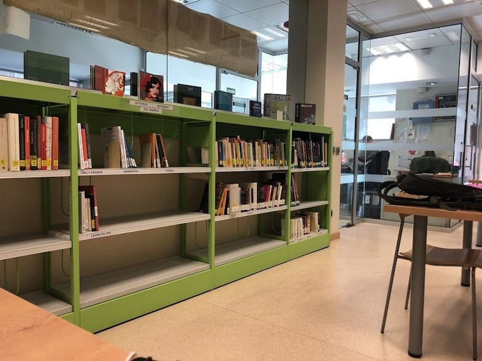 Interior de la sala de lectura municipal León Felipe, en Villaverde