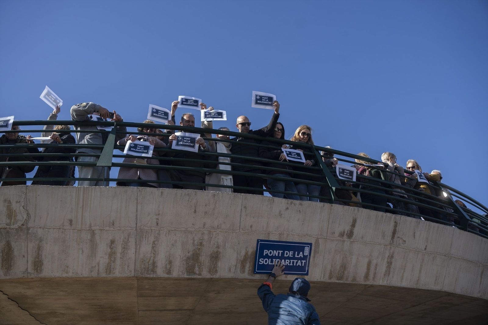 Valencia bautiza el 'Puente de la solidaridad' dos meses después de la DANA