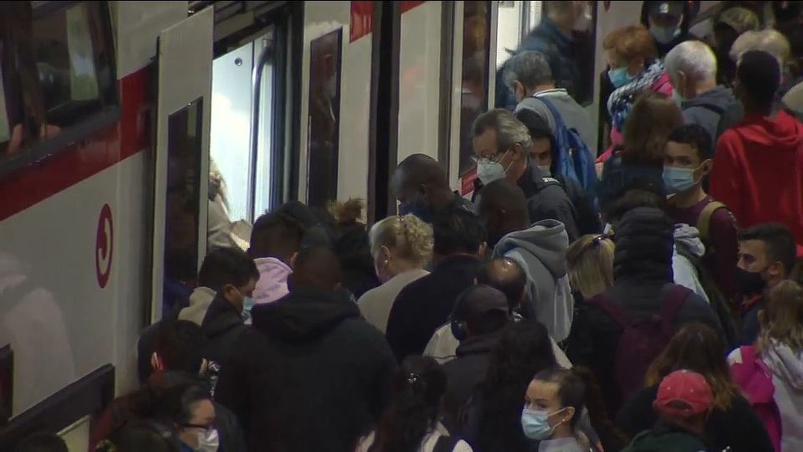 Aglomeraciones a primera hora de la mañana en las estaciones de Cercanías de Atocha y Chamartín