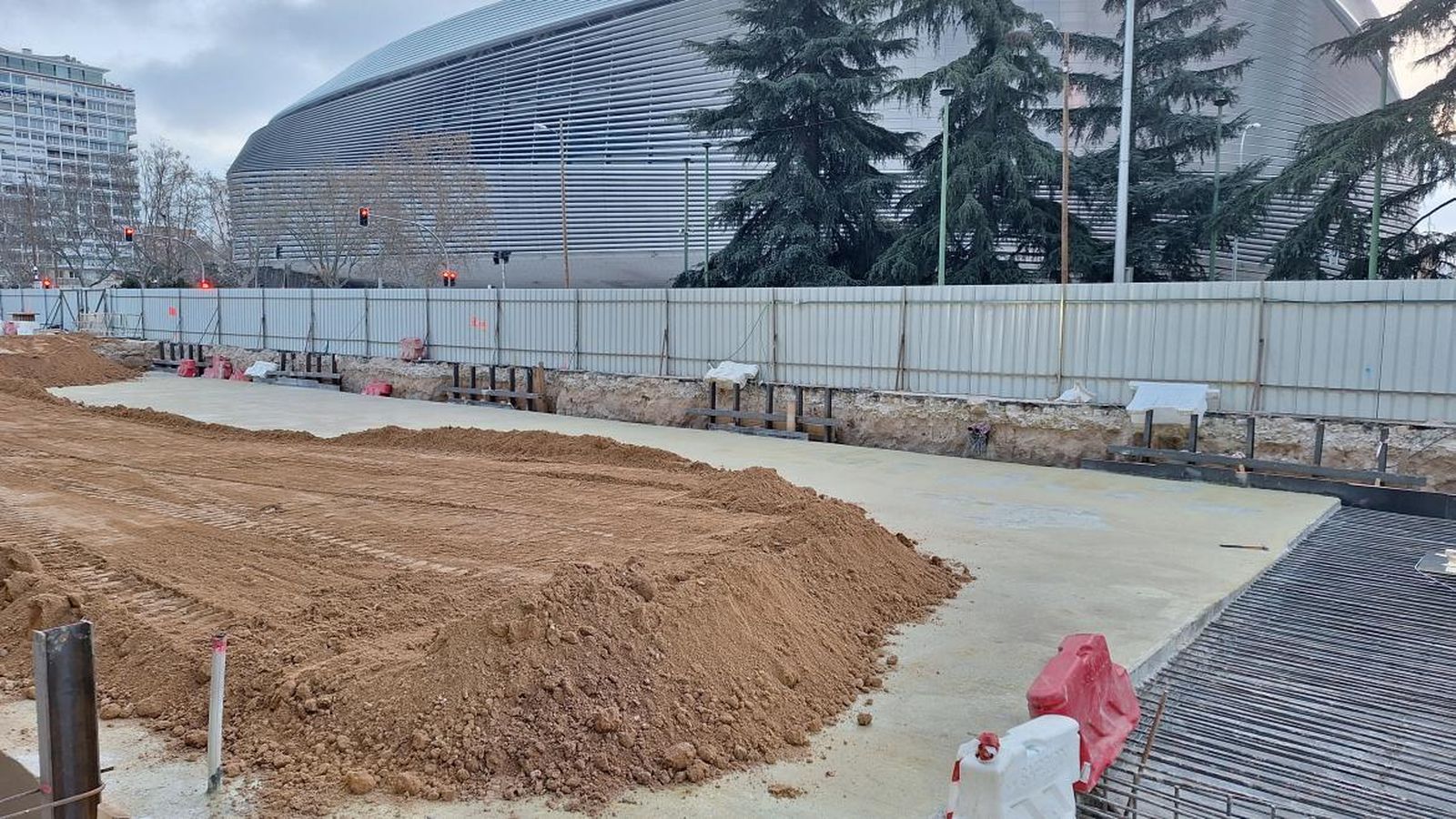 Obras en el Paseo de la Castellana junto al estadio Santiago Bernabéu