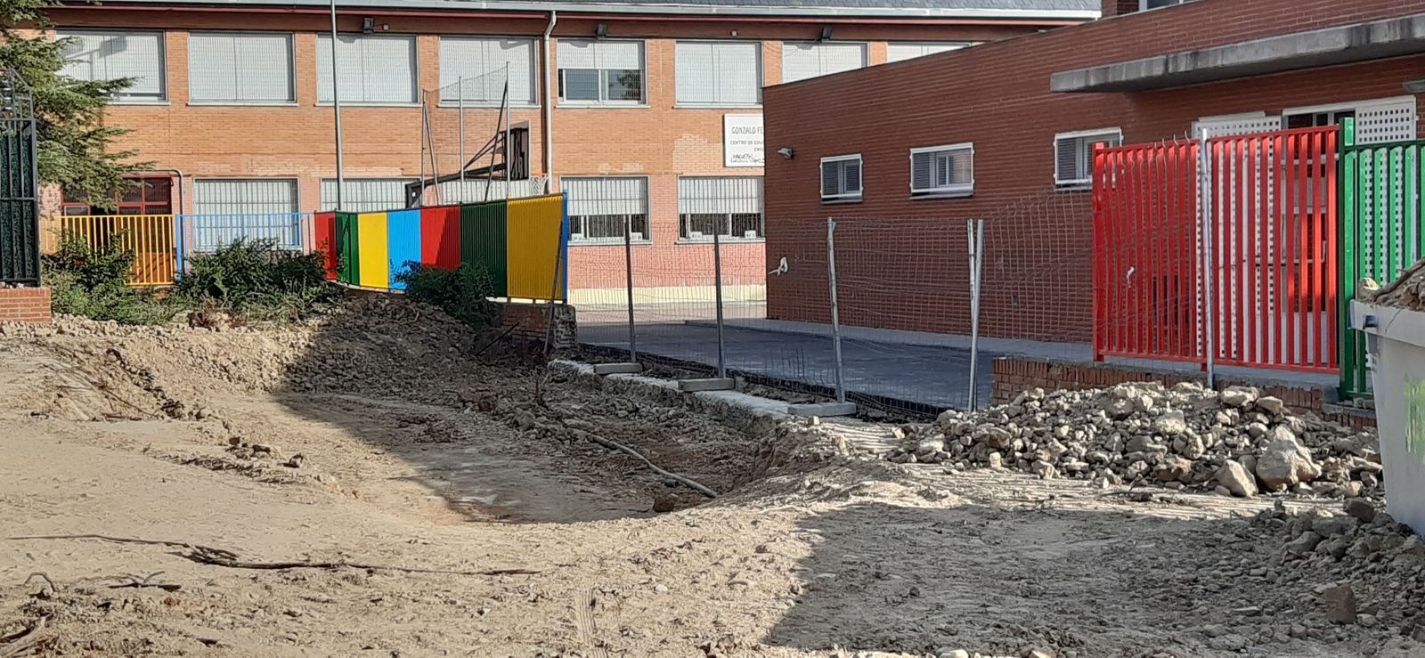 Obras en el terreno destinado para la ampliación del patio del CEIP Gonzalo Fernández de Córdoba, en Campamento, Latina