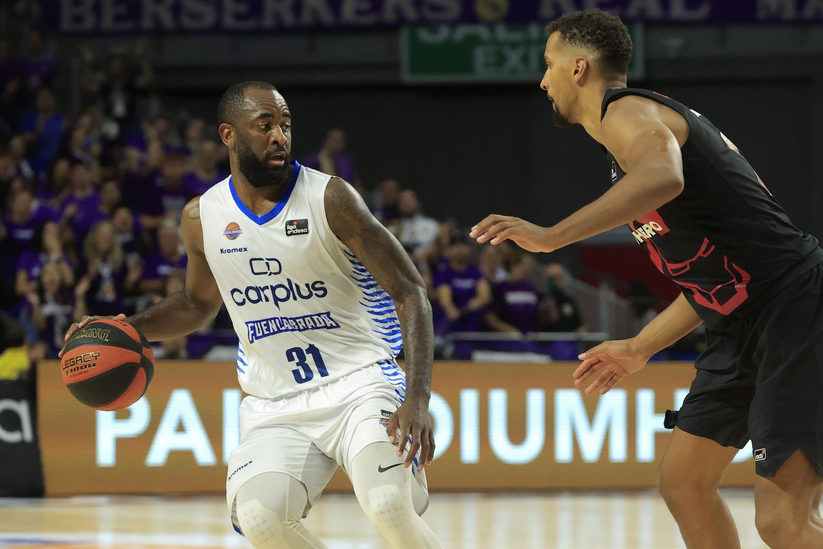 El alero del Carplus Fuenlabrada Christian Eyenga intenta superar la defensa del ala-pívot del Real Madrid Petr Cornelie