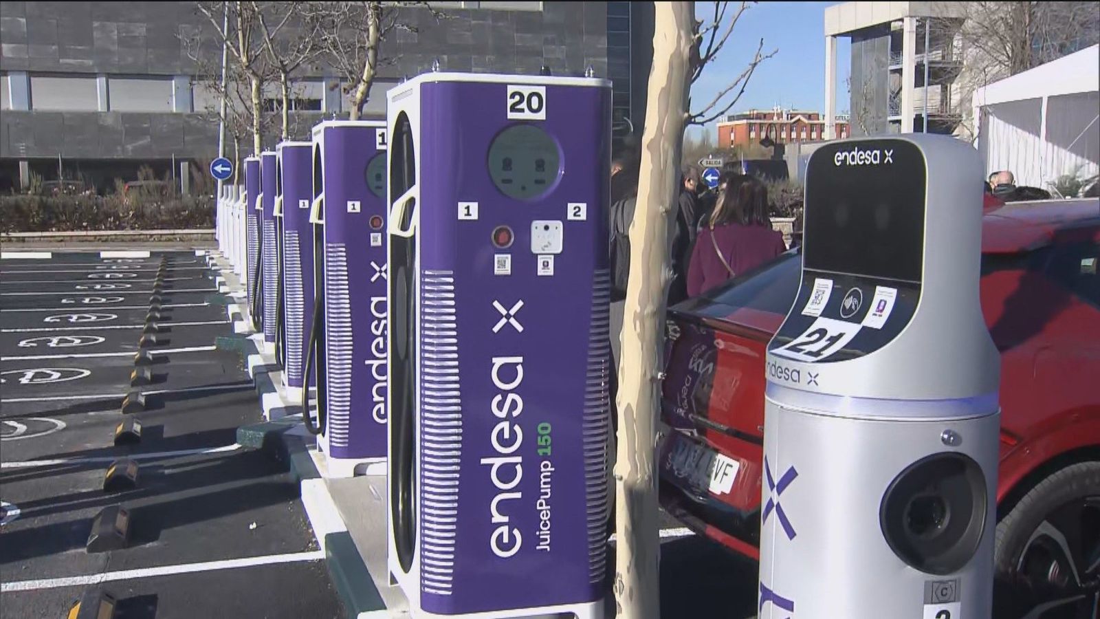 Ayuso inaugura en Pozuelo de Alarcón la mayor electrolinera de España