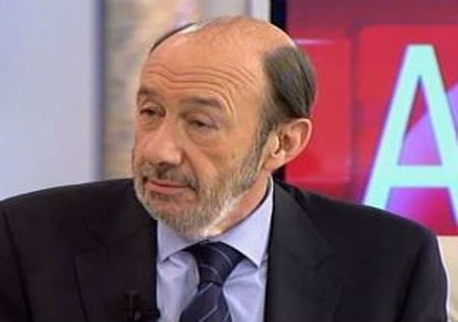 Rubalcaba se presenta porque no cree que Chacón sea "una solución" para el PSOE