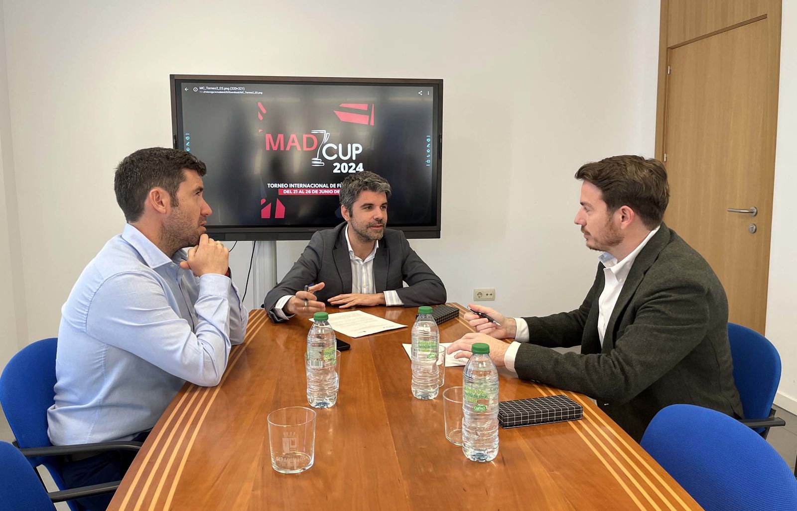 Jesús Muñoz, alcalde de  Paracuellos, Jorge Bueno, concejal de Deportes, y Pepe Ortiz, director  General de MADCUP