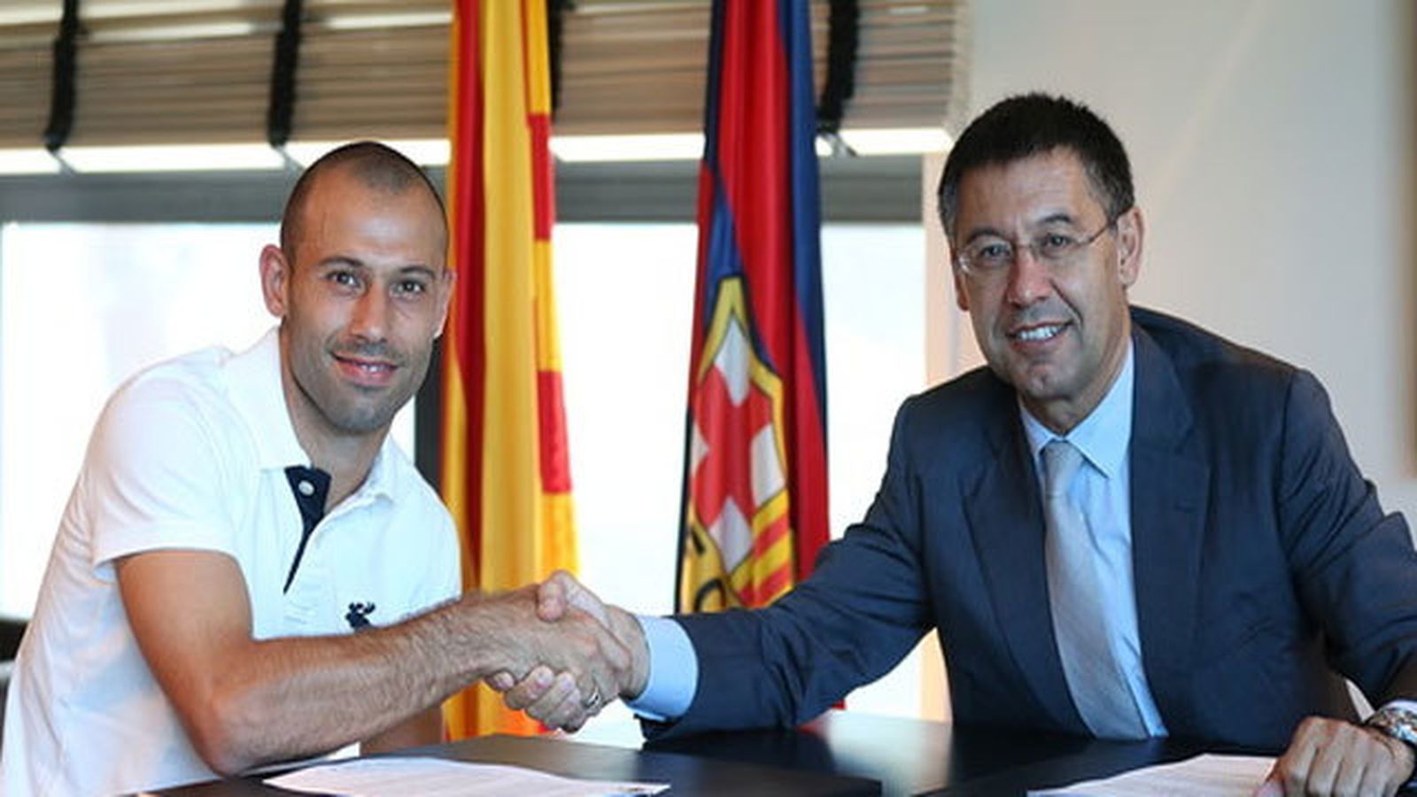 Javier Mascherano con Josep Maria Bartomeu