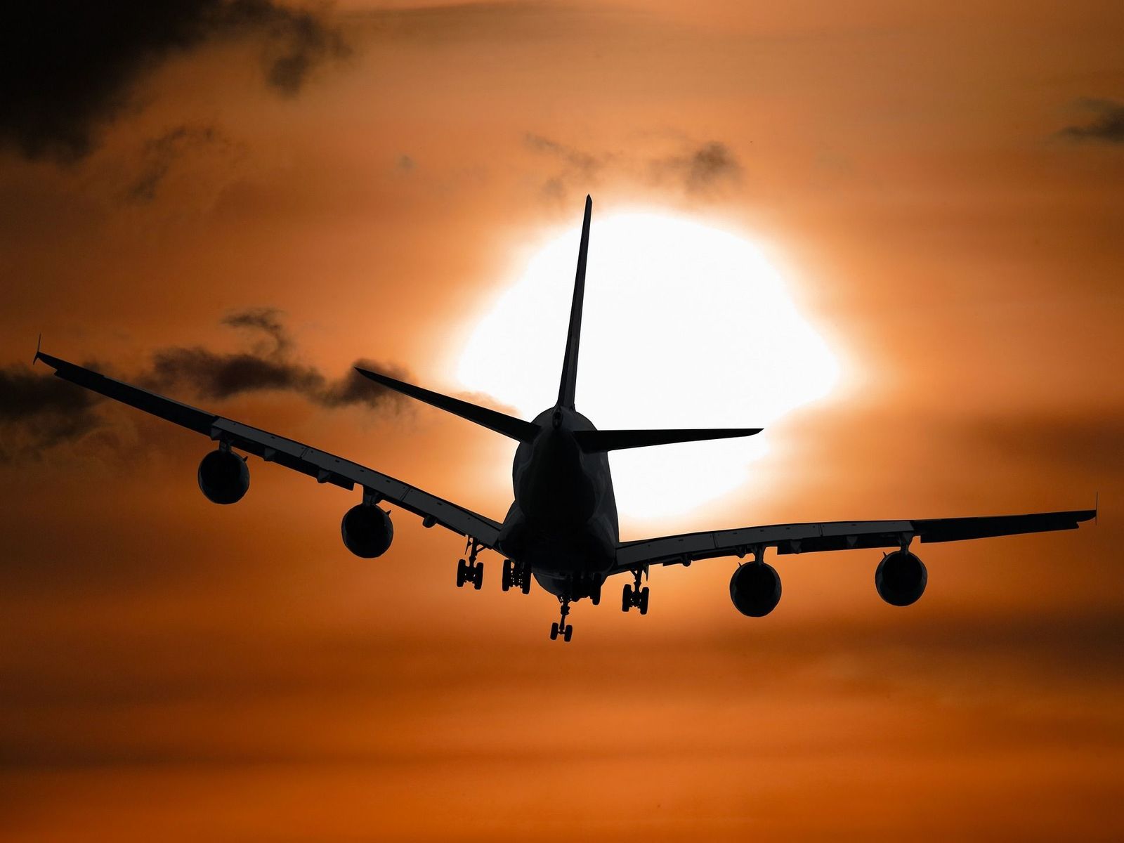El sector de la aviación rechaza que la supresión de vuelos cortos solucione la descarbonización del transporte aéreo