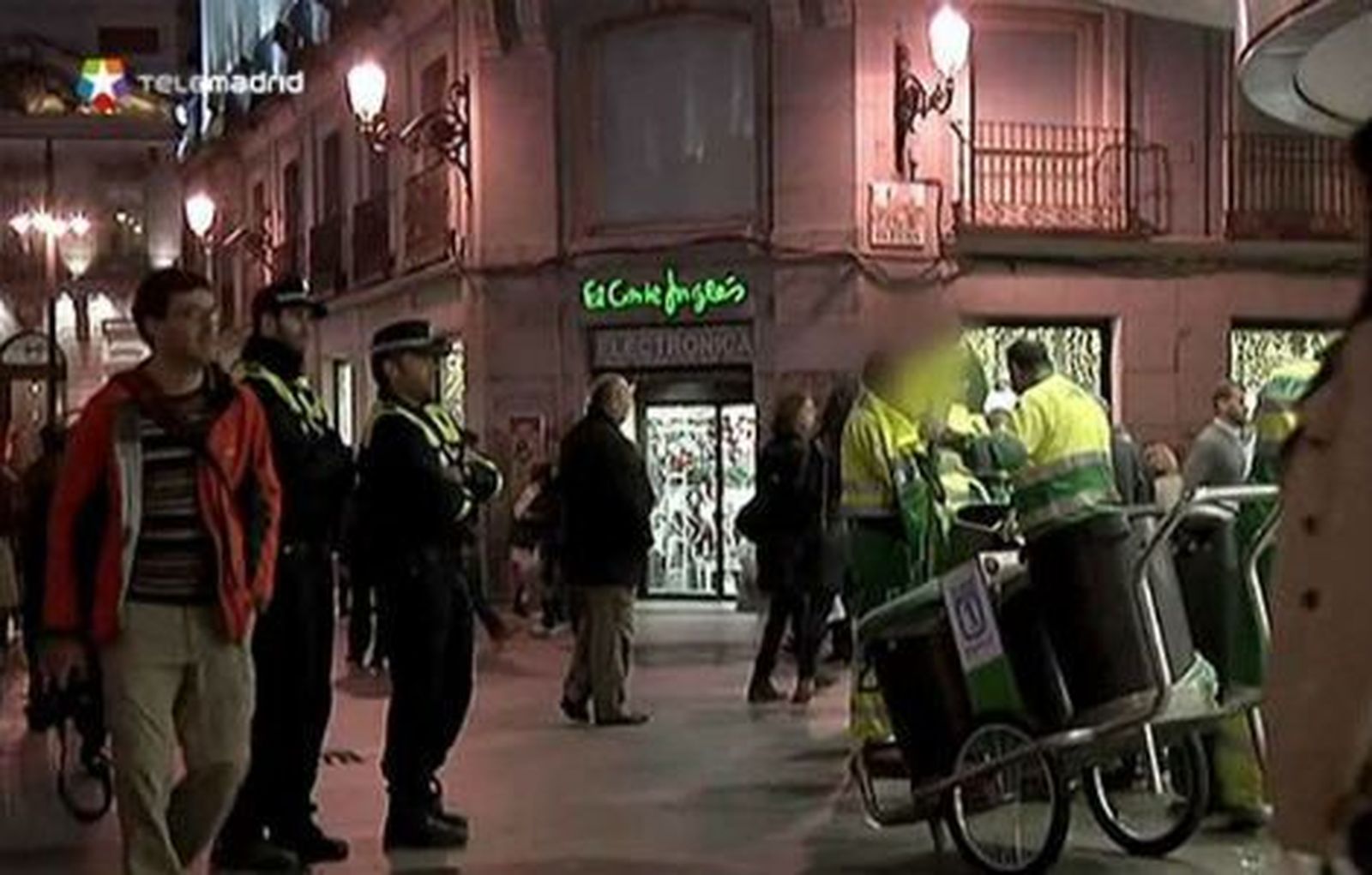 La policía escolta a los operarios de limpieza para garantizar su seguridad