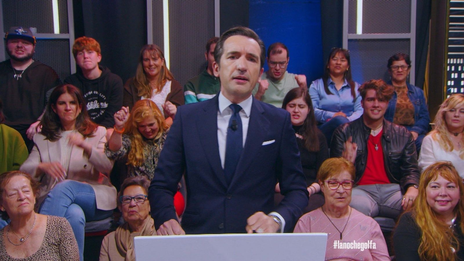 Miguel Lago arranca “La Noche Golfa” con un monólogo cargado de humor, crítica y homenajes televisivos