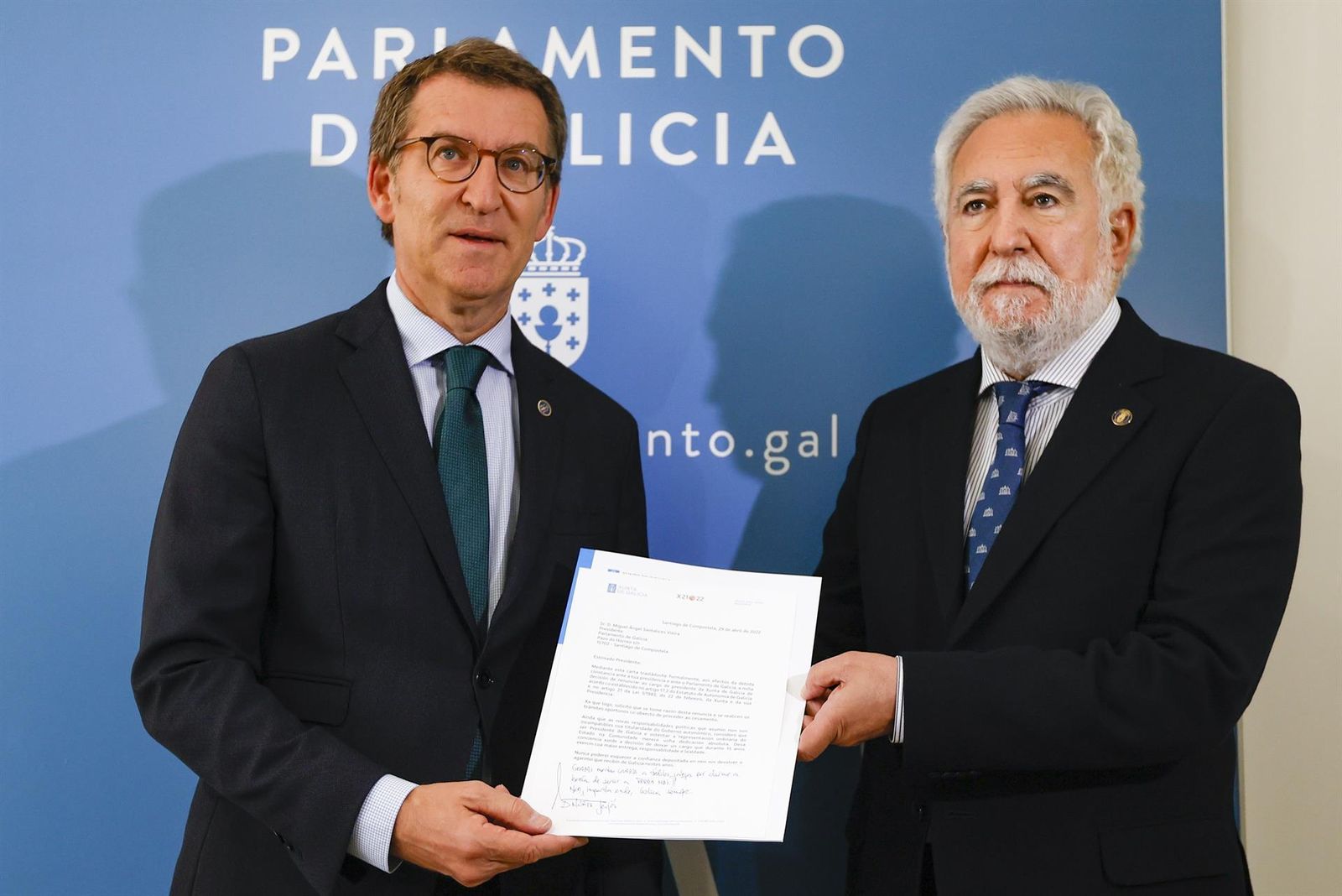 Feijóo entrega al presidente de la Cámara gallega, Miguel Santalices, su renuncia por escrito