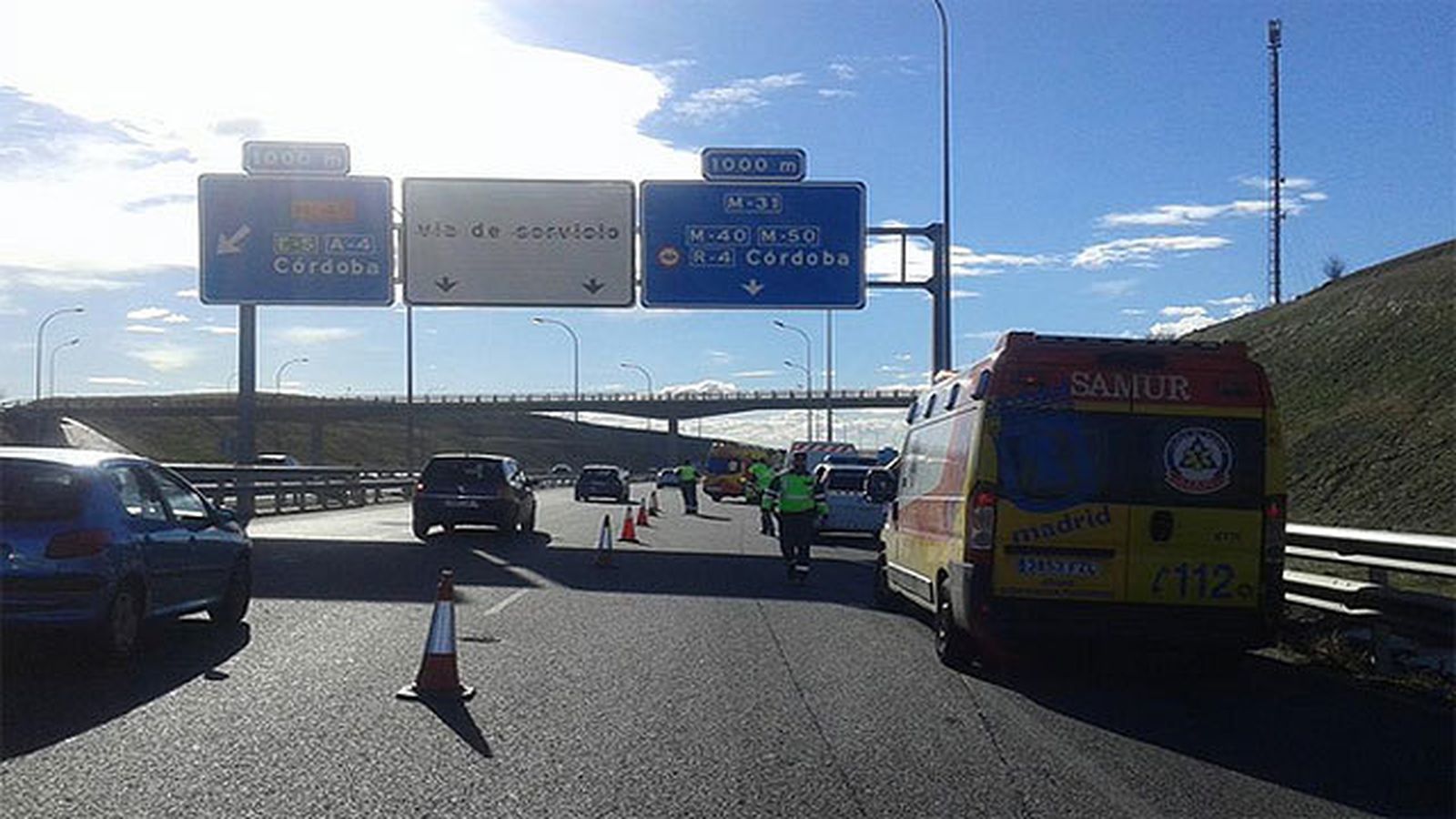 Equipos de emergencia en la carretera