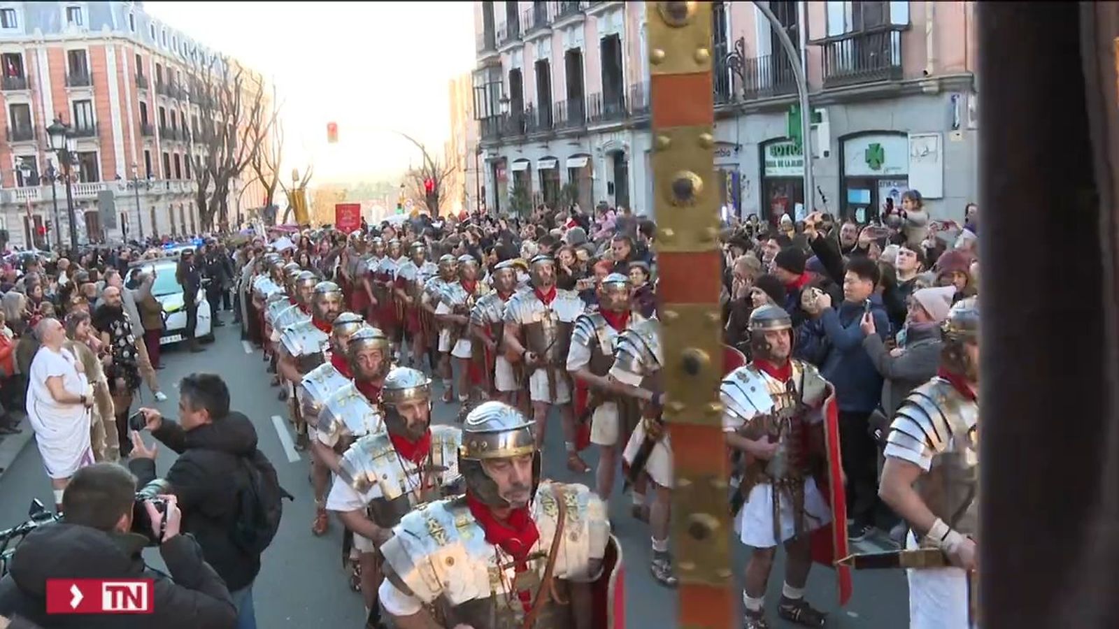Un centenar de legionarios romanos desfila por Madrid