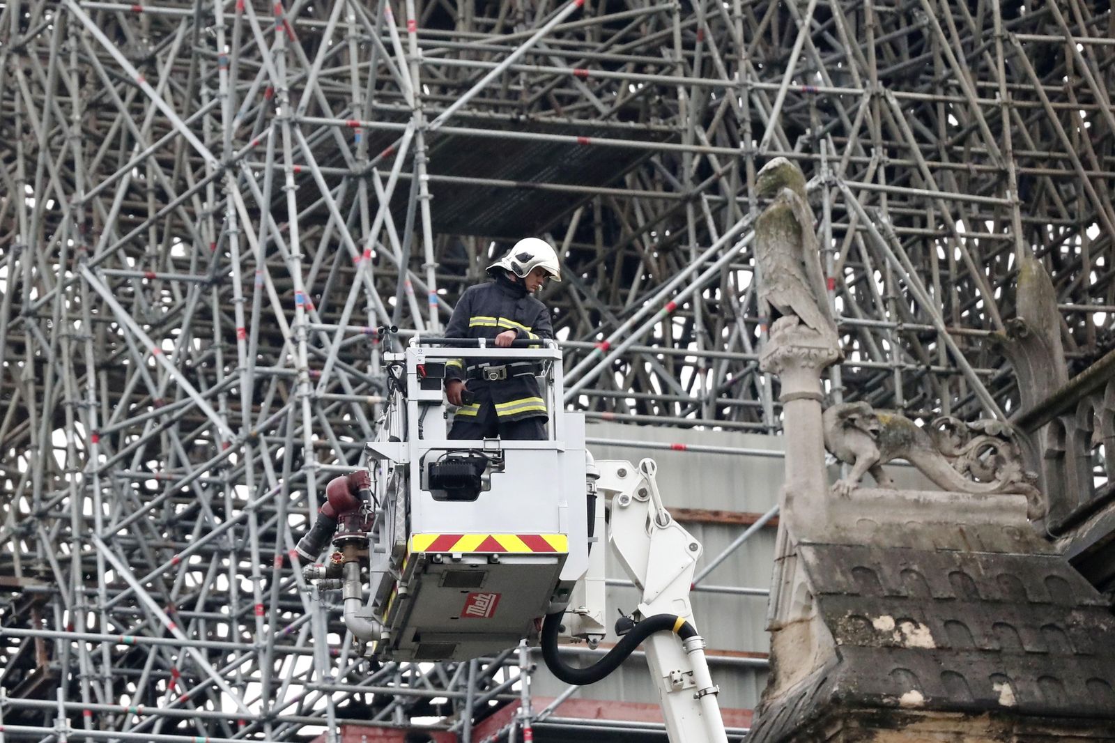 El incendio en Notre Dame queda extinguido