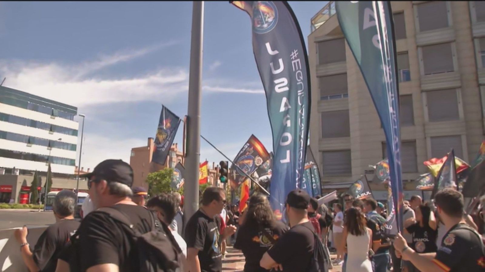 Policías y guardias civiles de Jusapol se manifiestan durante la cumbre "por una equiparación salarial"