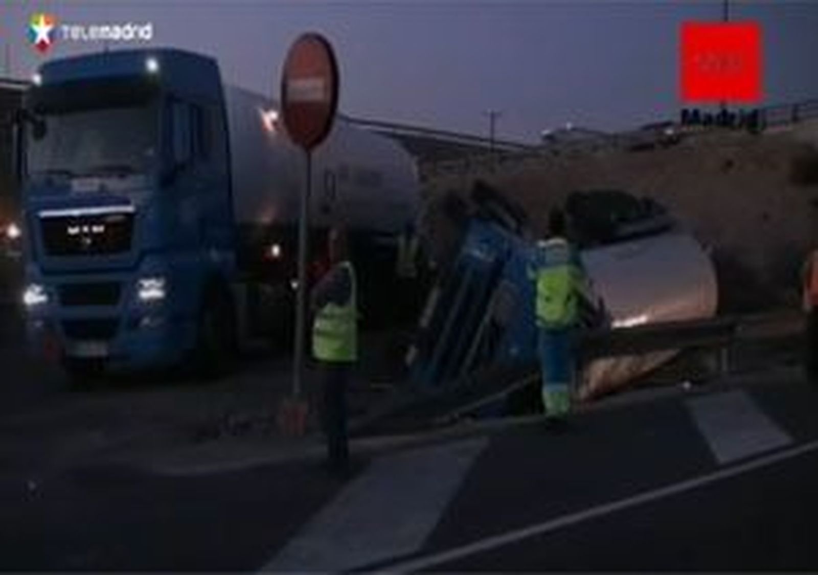 Vuelca un camión con 20 toneladas de nitrógeno líquido en el acceso a la M-50