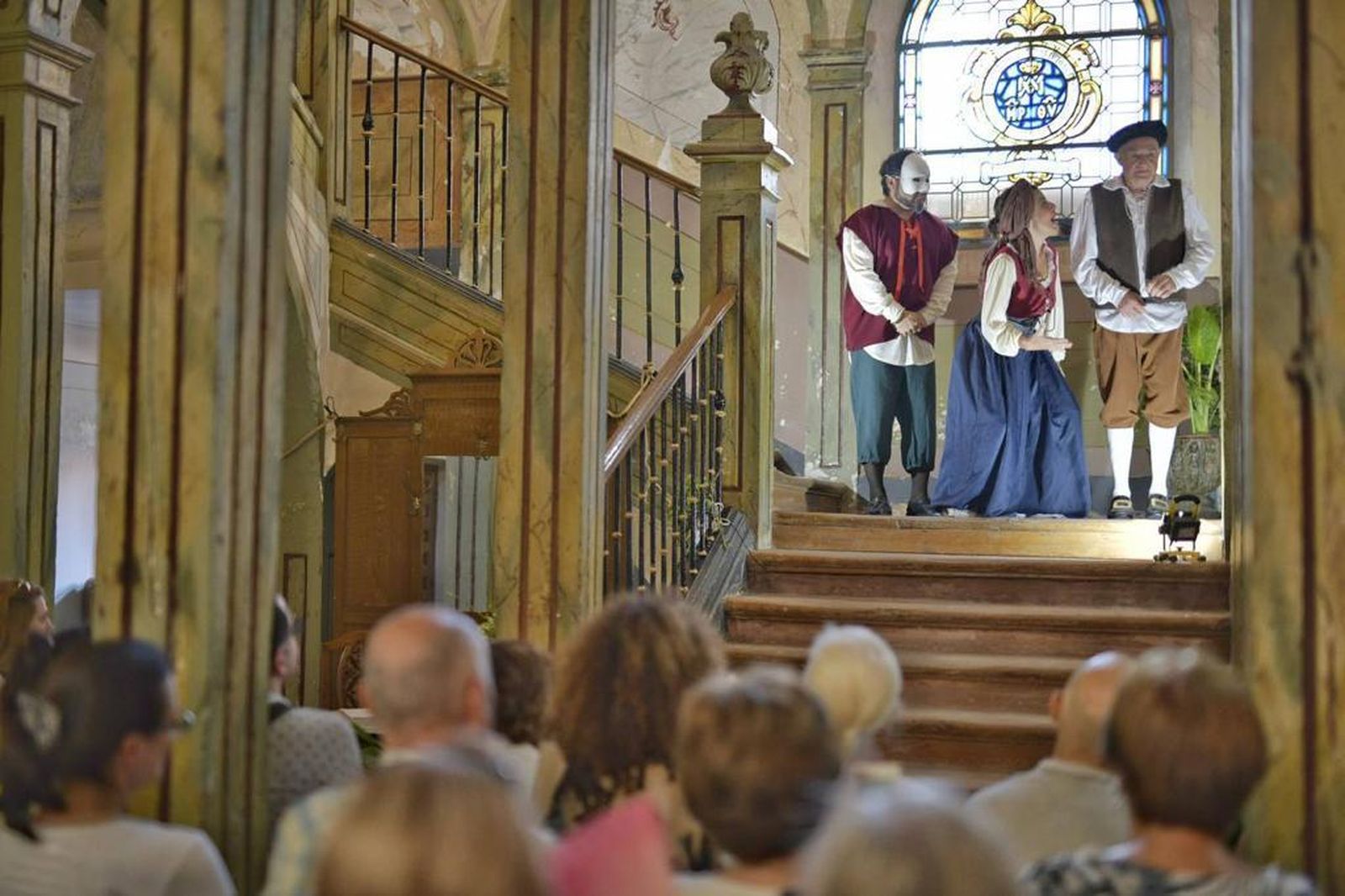 Representación de 'Don Alonso enamorado', de Cervantes, en la escalera de las Escolapias de Alcalá