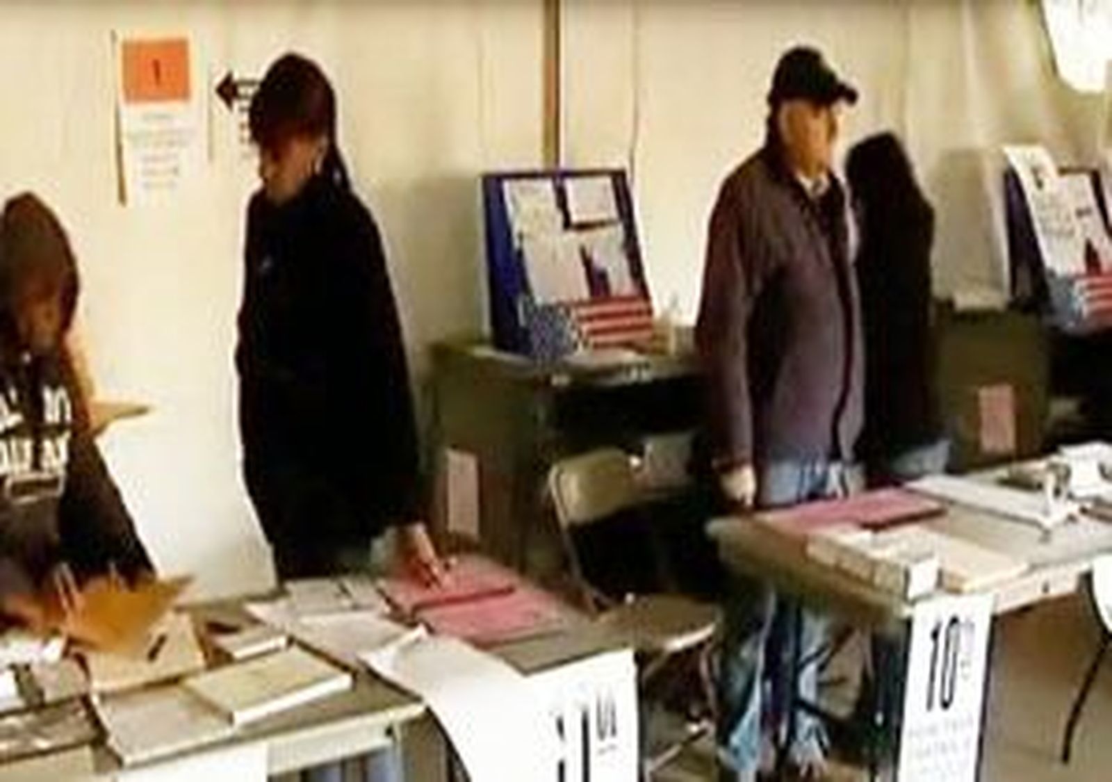 Obama votó por correo hace diez dias y Romney vota en su Boston natal